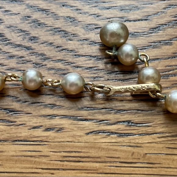 Vintage Signed Coro Necklace - Pearl & Gold w/ Leaf Design - Picture 7 of 7